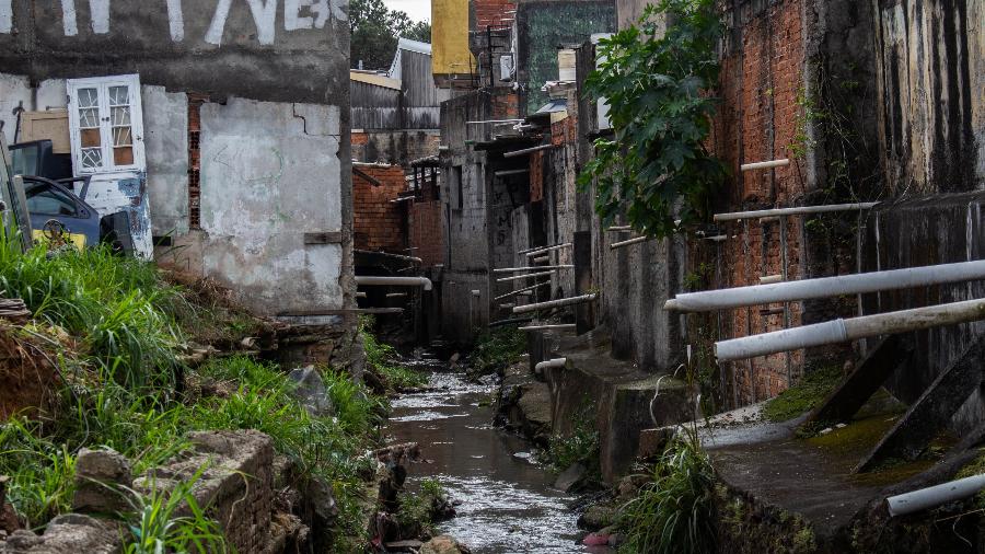Favela na zona sul de São Paulo com esgoto a céu aberto - Van Campos/Fotoarena/Estadão Conteúdo
