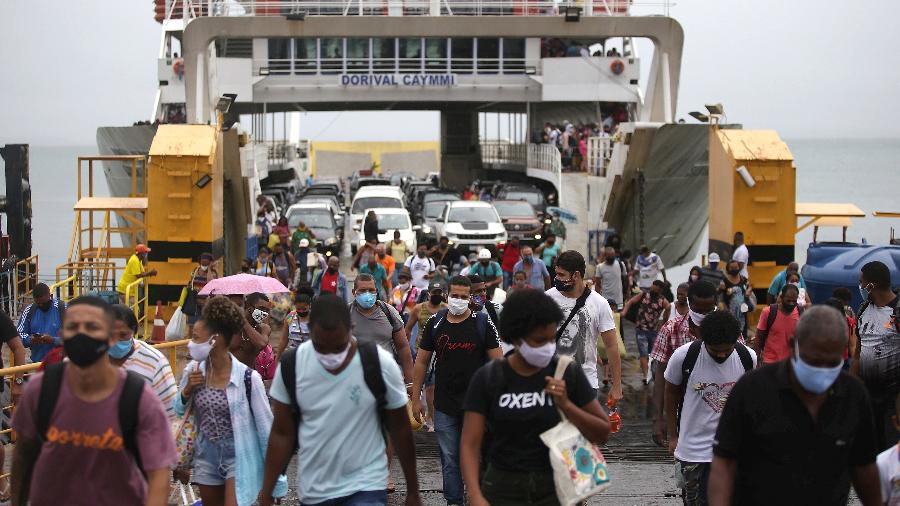 04-09-2020: Movimentação de pedestres na travessia do Ferry Boat, uma das formas de transporte para a Ilha de Morro de São Paulo - Raul Spinassé/UOL