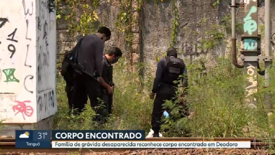 Policiais do Rio em local onde corpo foi encontrado em Deodoro - Reprodução/TV Globo