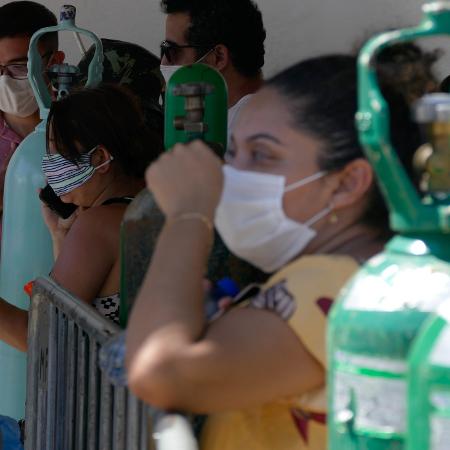 Mulher aguarda em fila diante de uma empresa de oxigênio em Manaus - SANDRO PEREIRA/ESTADÃO CONTEÚDO