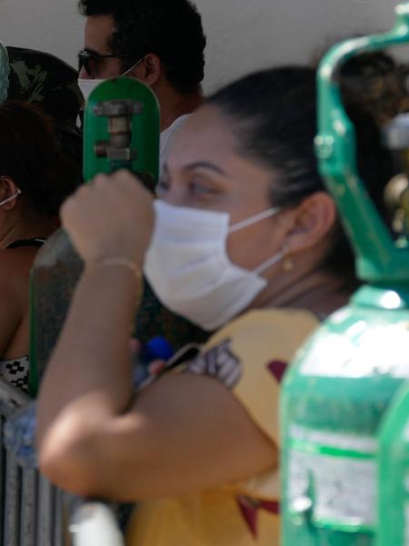 Mulher aguarda em fila diante de uma empresa de oxigênio em Manaus - SANDRO PEREIRA/ESTADÃO CONTEÚDO