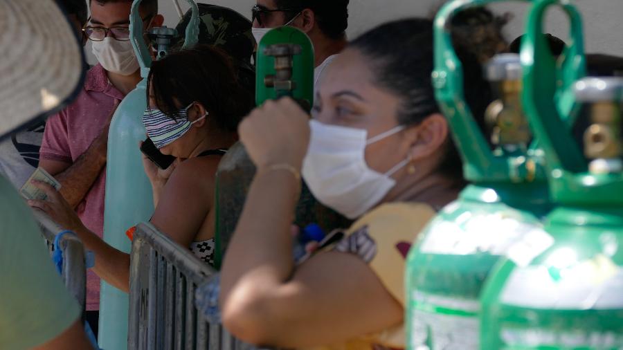 Mulher aguarda em fila diante de uma empresa de oxigênio em Manaus. Crise de abastecimento que começou no Amazonas chegou ao Pará - SANDRO PEREIRA/ESTADÃO CONTEÚDO