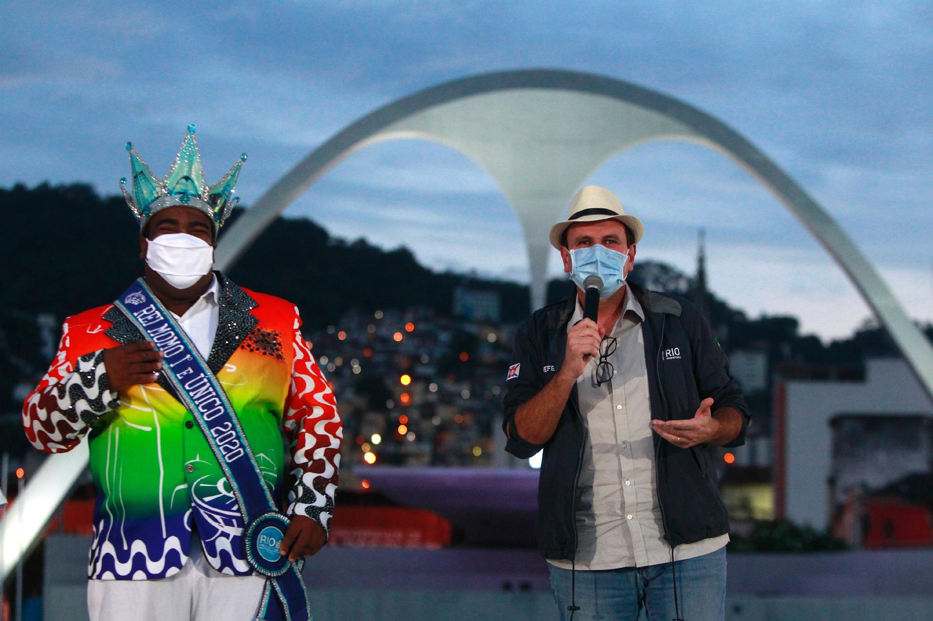 12 fev. 2021 - Eduardo Paes ao lado do Rei Momo - LUCIANO BELFORD/ESTADÃO CONTEÚDO