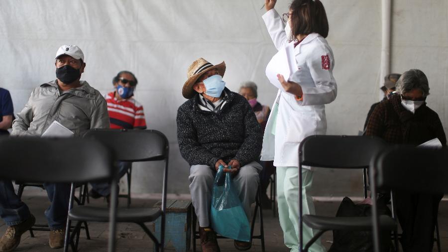Centro de vacinaçaõ para idosos contra a covid em Milpa Alta, na região da Cidade do México - Edgard Garrido/REUTERS