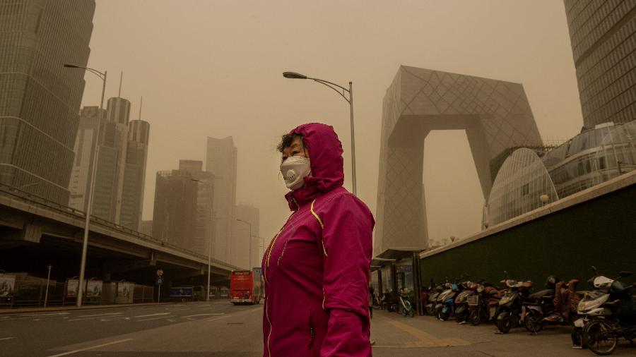Maior tempestade de areia em 10 anos cria cenário de "fim de mundo" desde às 6h desta segunda-feira (15) na China - NICOLAS ASFOURI / AFP