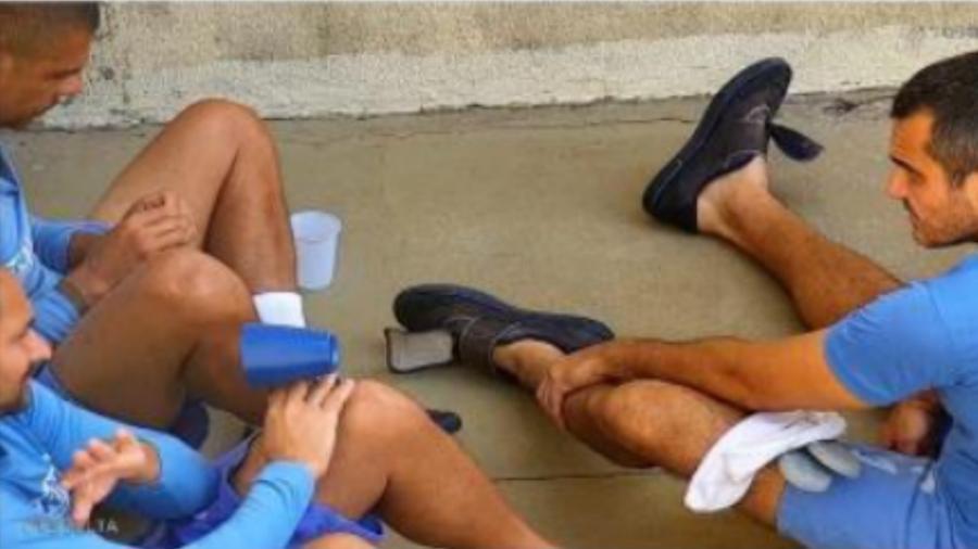 Segundo a PF, imagem do circuito interno do presídio federal de Catanduvas (PR) mostra Marcinho VP (à esquerda) ouvindo leitura de bilhete feita pelo detento Cleverson dos Santos em banho de sol - Reprodução