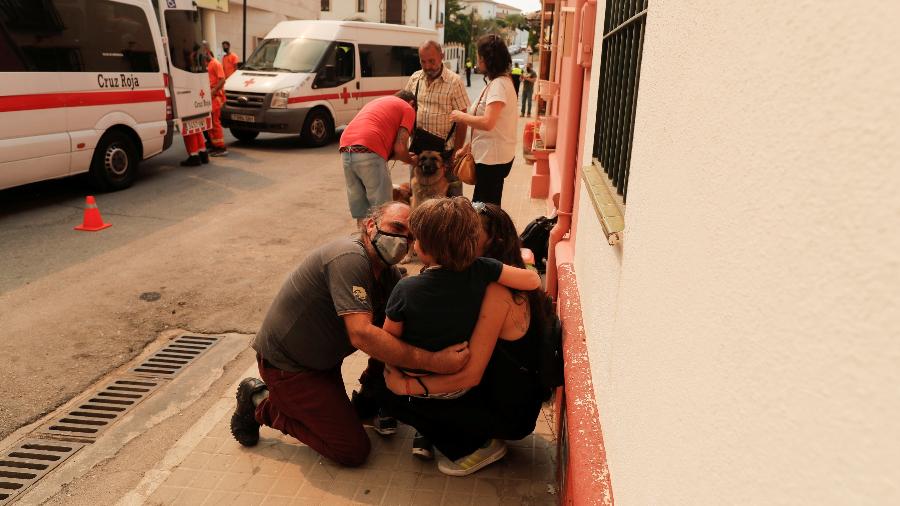 Pessoas chegam a abrigo depois de deixarem suas casas - Jon Nazca/Reuters