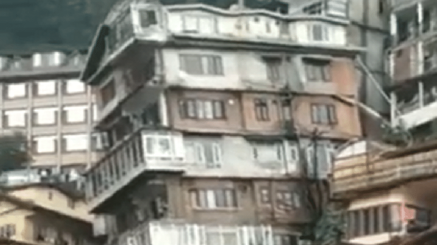 Vídeos mostram o momento em que prédio caiu - Reprodução/Twitter