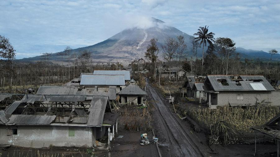 O vulcão Semeru, com 3.676 metros, entrou em erupção diversas vezes nas últimas décadas, mas poucas tão destrutivas como agora - REUTERS/Willy Kurniawan
