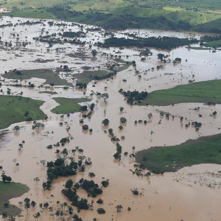 Imagens de áreas atingidas por enchentes no sul da Bahia - Isac Nóbrega/PR
