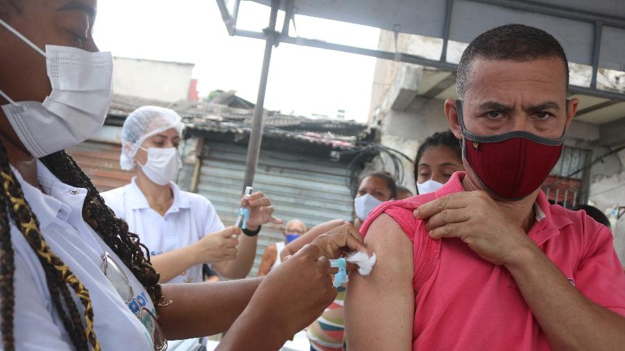 Campanha de vacinação em 4 de dezembro, em Salvador, Bahia - Mauro Akiin Nassor/Estadão Conteúdo
