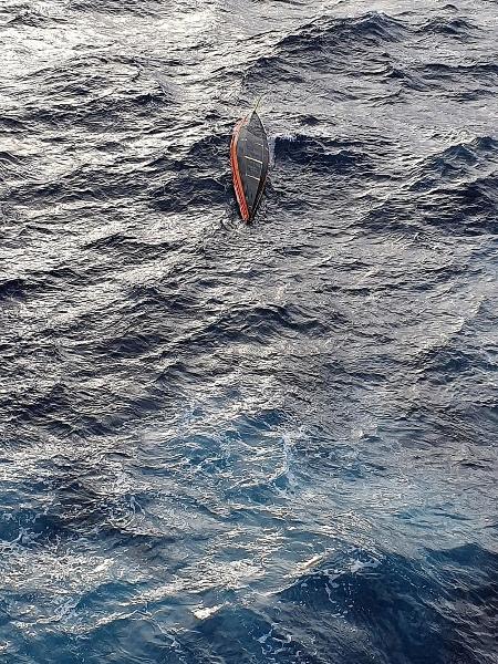 Barco a remo é encontrado virado de ponta cabeça em alto mar em meio a buscas pelo aventureiro francês Jean-Jacques Savin - Marinha Portuguesa/Divulgação via Reuters