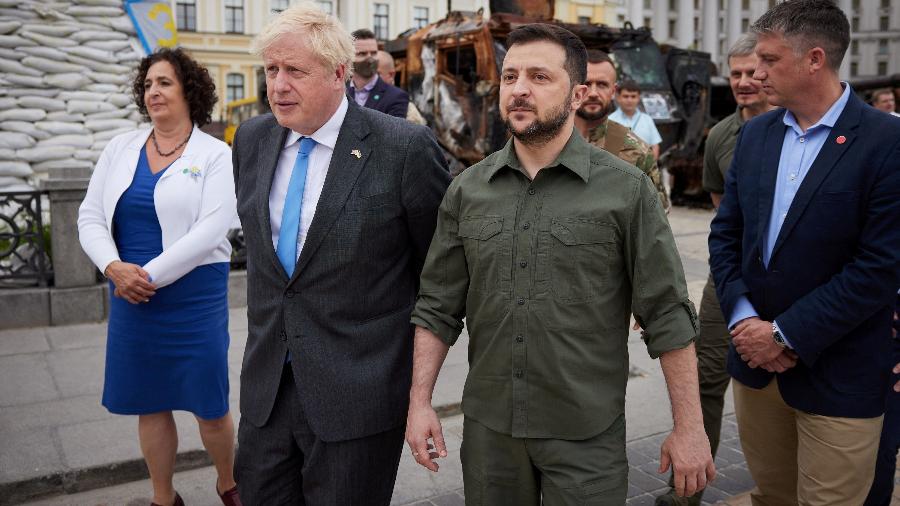 17.jun.2022 - O primeiro-ministro britânico Boris Johnson e o presidente da Ucrânia Volodymyr Zelensky caminham na Praça Mykhailivska, enquanto o ataque da Rússia à Ucrânia continua, em Kyiv, na Ucrânia - Serviço de Imprensa Presidencial Ucraniano/Divulgação via REUTERS 