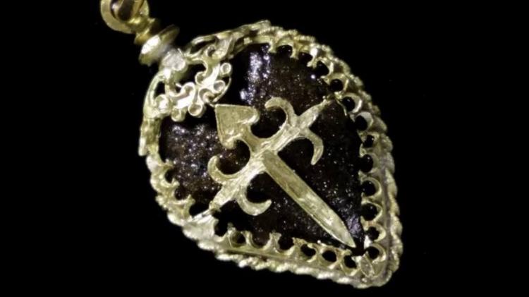 Gold necklace with the cross of Santiago in the center - ALLEN EXPLORATION - ALLEN EXPLORATION