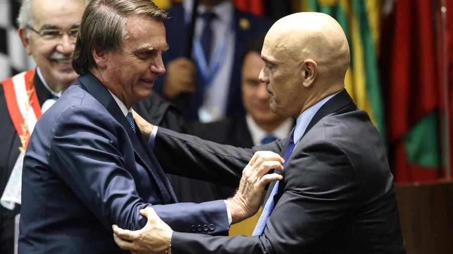 1º.set.2022 - Bolsonaro cumprimenta o ministro Alexandre de Moraes - Folha de S.Paulo
