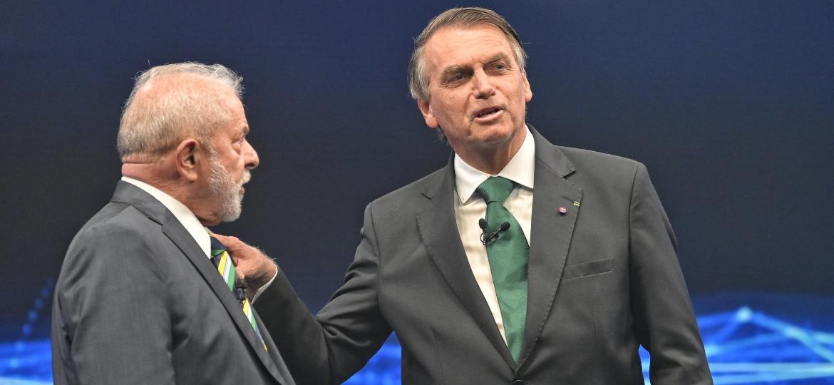 Momento em que Bolsonaro coloca a mão no ombro de Lula no debate na Band - Renato Pizzutto/Band