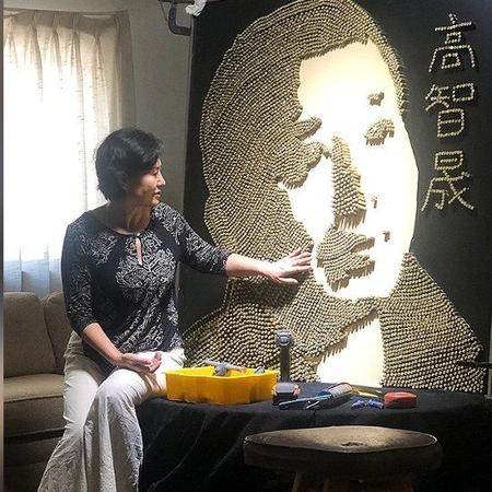 Geng He with a drawing of her husband's face made of bullet casings - Personal archive - Personal archive