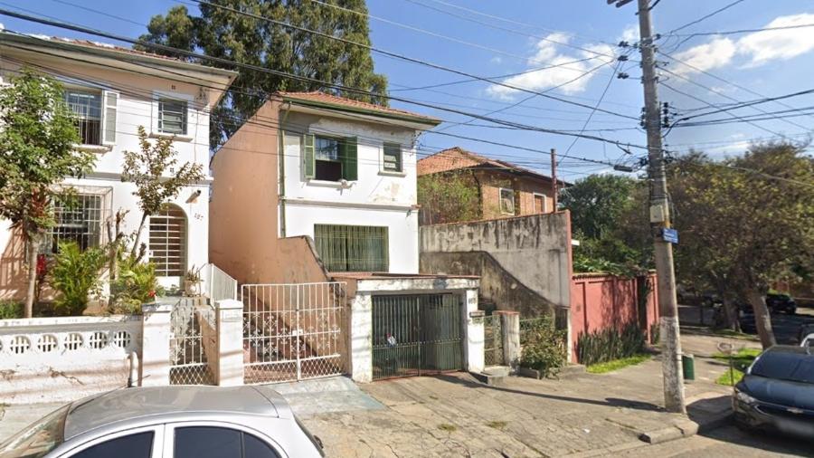 Segundo investigações da polícia, casa da vítima (grade verde) seria vendida pelos suspeitos - Google Street View/Reprodução