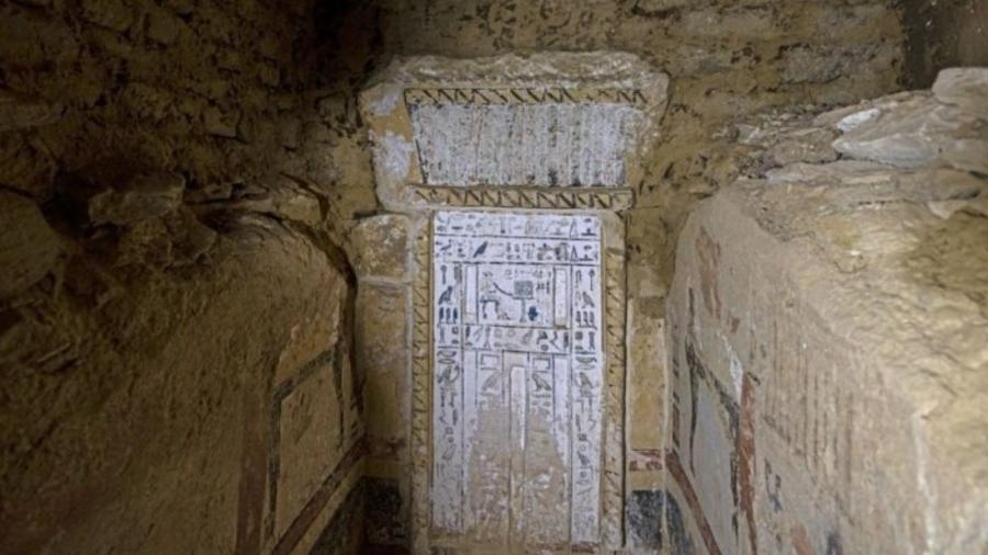 Uma das quatro tumbas recém-descobertas no sítio arqueológico de Saqqara, ao sul do Cairo - GETTY IMAGES