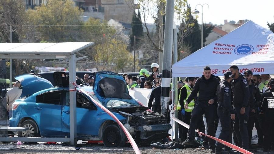 Policiais israelenses se reúnem no local do atropelamento - Ahmad Gharabli/AFP