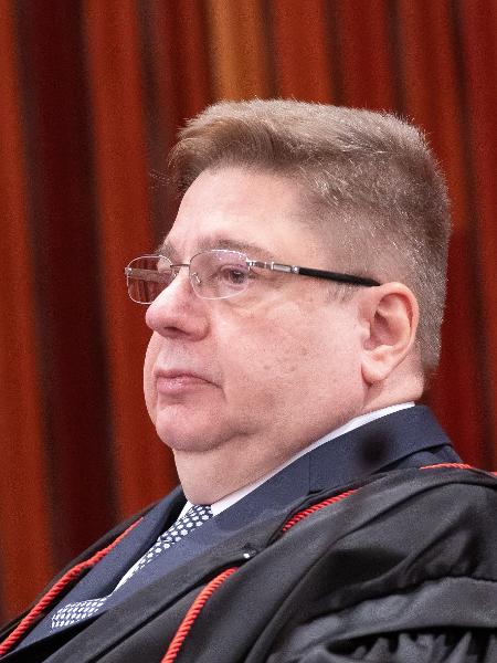 24.out.2023 - O ministro Raul Araújo, do TSE, durante julgamento de ação contra Bolsonaro