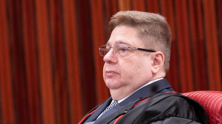 24.out.2023 - O ministro Raul Araujo, do TSE, durante julgamento de Bolsonaro por uso eleitoral do 7 de Setembro