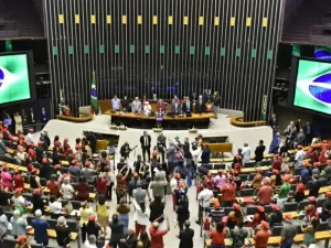 Câmara faz sessão de homenagem aos 40 anos do MST; oposição protesta