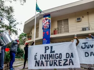 MST joga tinta e ovos na sede do PL em São Paulo em protesto pelo meio ambiente