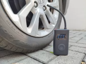 Testei a bomba de ar Xiaomi e nunca mais vou encher pneu do carro no posto