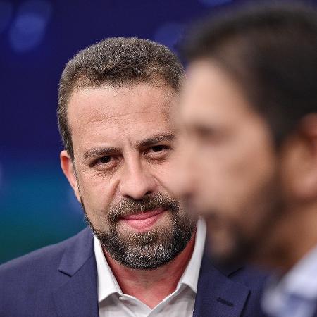 Guilherme Boulos (atrás) e Ricardo Nunes durante debate na Band