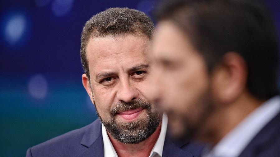 Guilherme Boulos (atrás) e Ricardo Nunes durante debate na Band - 14.out.2024-Renato Pizzutto/Band