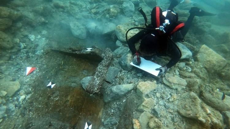 descoberta foi realizada por arqueólogos durante uma escavação subaquática em Santa Maria del Focallo, na costa sul da ilha italiana 