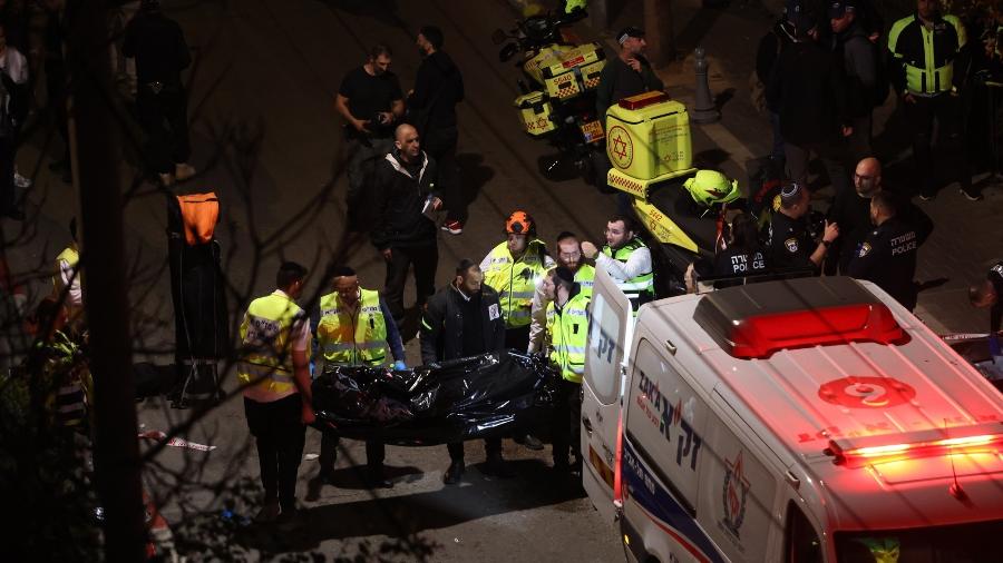 21.jan.2025 - O corpo do agressor é transferido para um veículo no local de um ataque a faca em Tel Aviv, em Israel - Jamal Awad/Xinhua