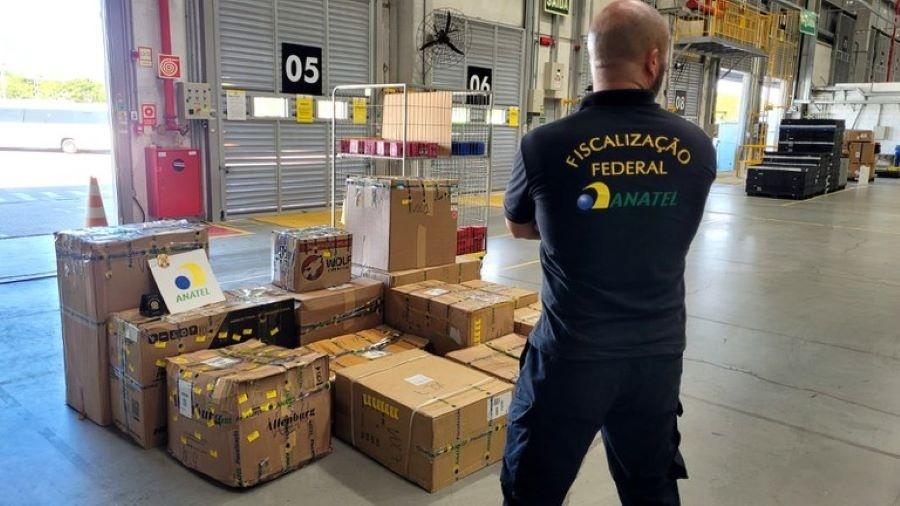 Fiscal da Anatel participa de ação contra pirataria em galpão de marketplace Fiscal da Anatel participa de ação contra pirataria em galpão de marketplace