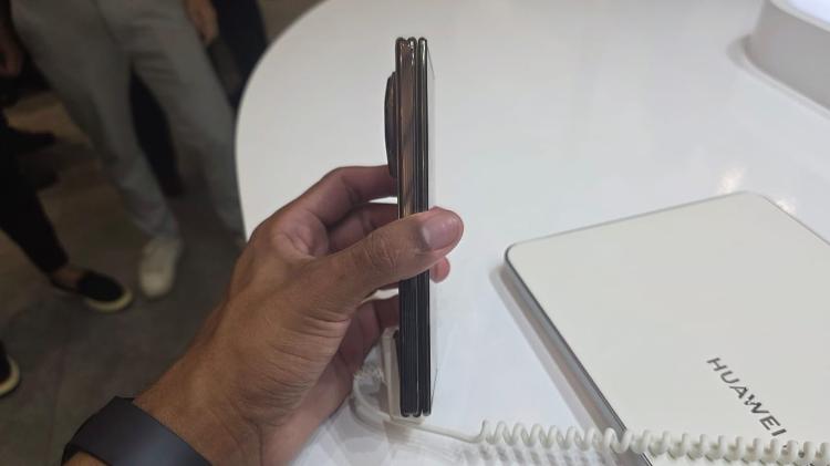 O Mate XT Ultimate Design pode ser usado todo aberto ou da forma tradicional O Mate XT Ultimate Design pode ser usado todo aberto ou da forma tradicional