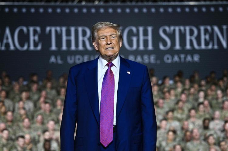 O presidente dos EUA, Donald Trump, cumprimenta as tropas na base aérea de Al-Udeid, a sudoeste de Doha, em 15 de maio de 2025 O presidente dos EUA, Donald Trump, cumprimenta as tropas na base aérea de Al-Udeid, a sudoeste de Doha, em 15 de maio de 2025