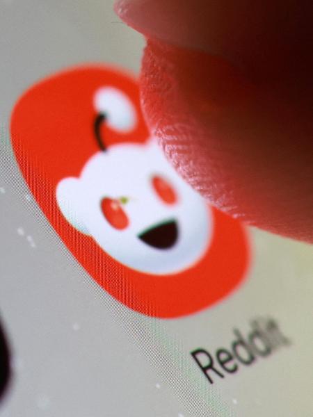 Logotipo do app Reddit em tela de tablet