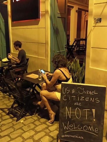 Placa na porta do bar Partisan, na Lapa, diz que cidadãos dos EUA e Israel não são bem-vindos