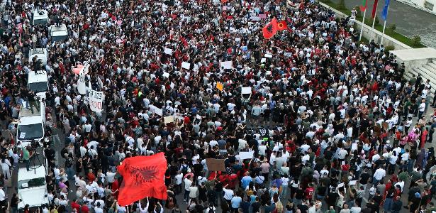 Milhares de pessoas protestam contra projeto do genro de Trump na Albânia