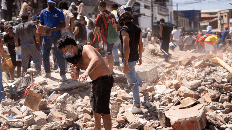 10ago2026-moradores-escavando-em-escombros-de-um-predio-apos-terremoto-em-cali-colombia-1786381817340_v2_750x421 Terremoto de 7,4 na Colômbia deixa 132 mortos: o que você precisa saber sobre riscos sísmicos na América do Sul