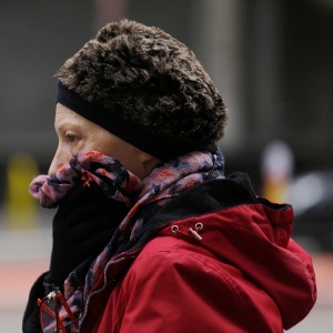 5.jul.2015 - Mulher se protege de frio que atinge a cidade de São Paulo neste domingo - Nelson Antoine/Frame/Estadão Conteúdo