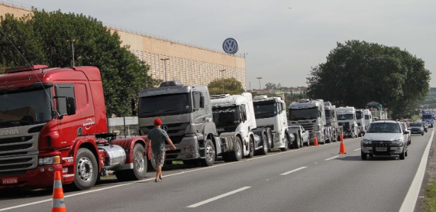 Durante a manhã desta quarta (15), cerca de 100 cegonheiros fizeram protesto no km 23 de rodovia Anchieta - Marivaldo Oliveira/Futurapress/Estadão Conteúdo