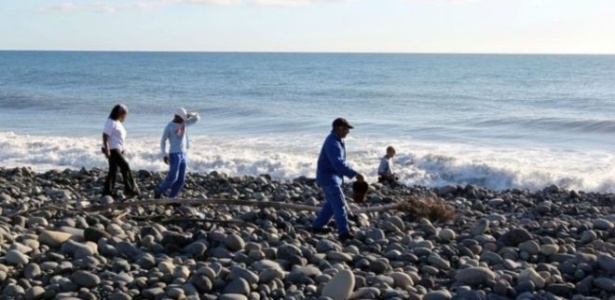 Voluntários procuram destroços em praia na ilha de Reunião - AFP