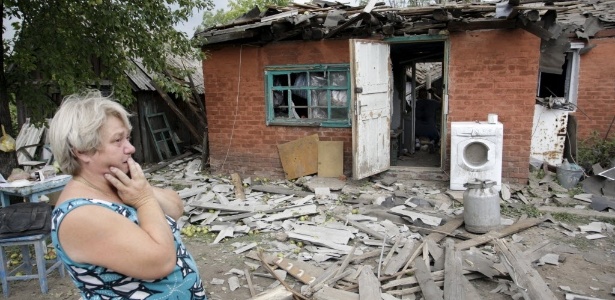Moradora observa casa que foi danificada em bombardeio nos arredores de Donetsk, no leste da Ucrânia - Alexander Ermochenko/Reuters