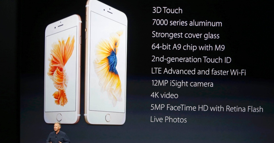9.set.2015 - Phil Schiller, vice-presidente sênior de Marketing Mundial da Apple Inc, mostra características dos novos iPhones 6s e iPhone 6s Plus durante conferência anual da empresa no auditório do Bill Graham Civic, em San Francisco, Califórnia (EUA)
