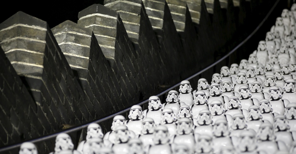 20.out.2015 - Quinhentas réplicas dos soldados do império foram colocados nos degraus da seção de Juyingguan, da Muralha da China, durante evento promocional para divulgar o filme da série "Star Wars: O despertar da Força", nos arredores de Pequim, na China
