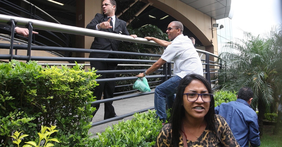 24.out.2015 - Após o fechamento dos portões de uma unidade da Uninove na Barra Funda, zona oeste da capital paulista, mais de 20 estudantes chegaram atrasados. Houve grande confusão quando alguns deles conseguiram atravessar as grades dos portões e entraram no prédio. Uma estudante desmaiou