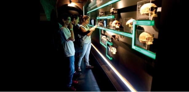 Jovens visitam exposição permanente Do macaco ao homem, no Catavento Cultural, em São Paulo - Leo Ramos/Revista Pesquisa Fapesp