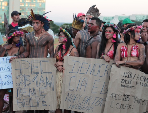 Em imagem de arquivo, indígenas participam de manifestação em Brasília - Felipe Rsende/Futura Press/Estadão Conteúdo