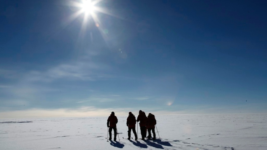Equipe esquia nas proximidades da estação Amundsen-Scott, no polo Sul